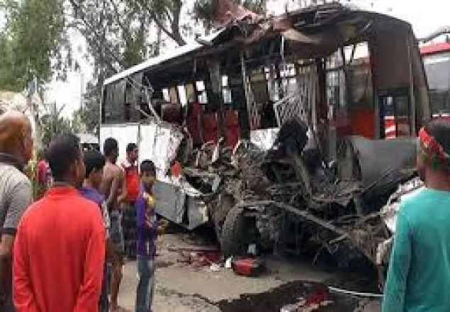 গাইবান্ধায় বাস-ট্রাকের মুখোমুখি সংর্ঘষে নিহত ১