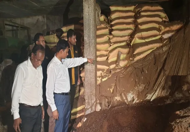 ট্যানারির বর্জ্য দিয়ে হাঁস-মুরগির খাবার তৈরি, ২৪ লাখ টাকা জরিমানা