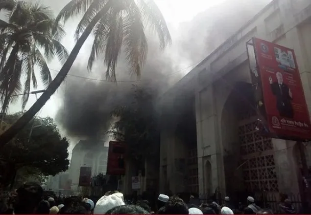 ঢাকার বায়তুল মোকাররমে আগুন  