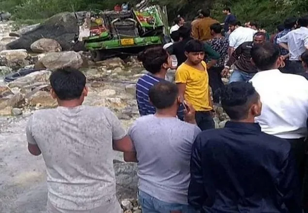 ভারতের পাহাড় থেকে বাস পড়ে নিহত ২৫