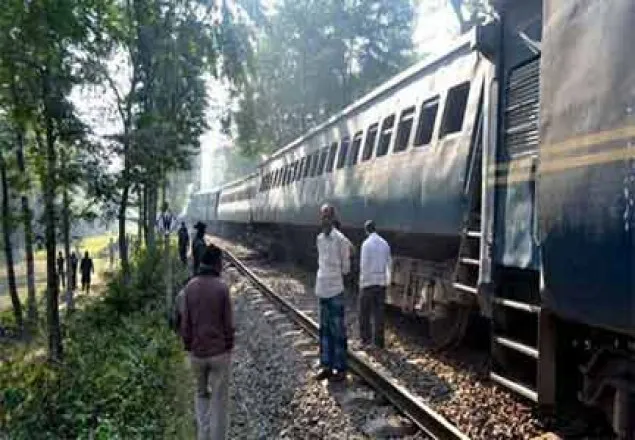 গাজীপুরে বগি লাইনচ্যুত, উত্তরবঙ্গে ট্রেন চলাচল বন্ধ