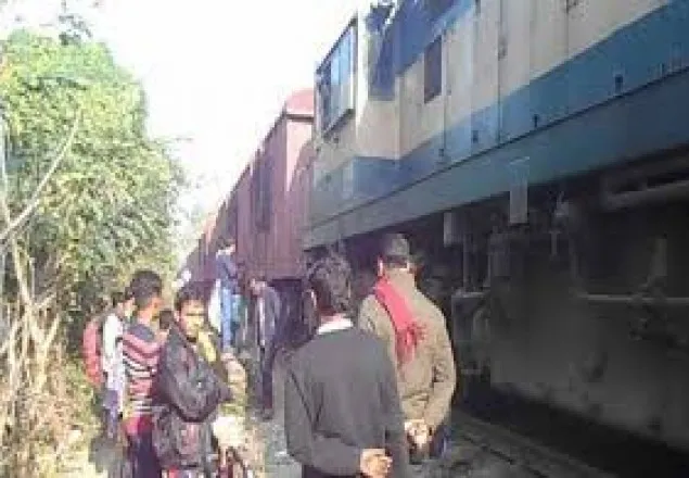 জয়পুরহাটে ট্রেনের ধাক্কায় ভটভটির চালক নিহত