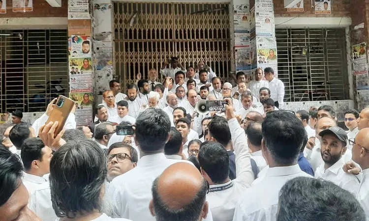 মামলা খারিজের প্রতিবাদে আইনজীবীদের বিক্ষোভ