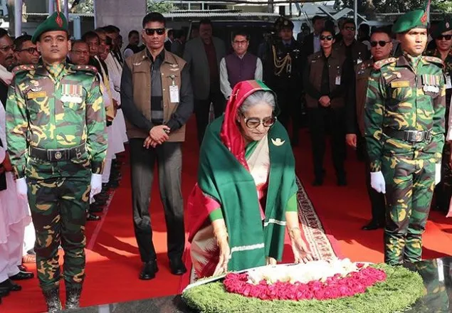 বঙ্গবন্ধুর প্রতিকৃতিতে প্রধানমন্ত্রীর শ্রদ্ধা