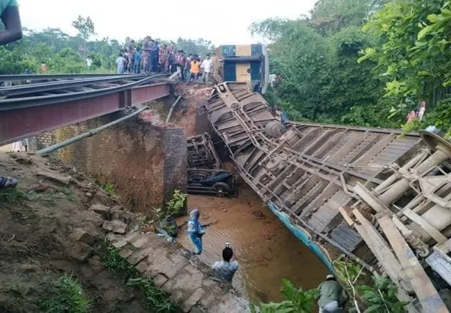 কুলাউড়ায় ট্রেনের বগি লাইনচ্যুত হয়ে খালে, নিহত ৫