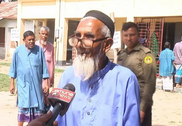 ‘সিল দিয়া ম্যালাবার ভোট দিছি, এবার মেশিনত দিনু, সহজেই হয়া গেলো’