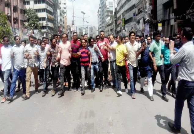 নয়াপল্টনে বহিষ্কৃত নেতাকর্মীদের মিছিলে ককটেল বিস্ফোরণ