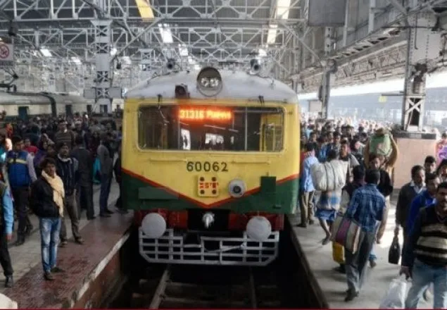 কলকাতায় চলন্ত ট্রেন থেকে ফেলে দেওয়া হলো মুসলমানদের
