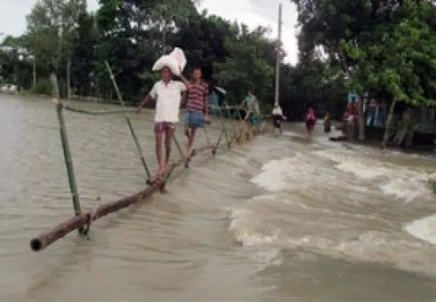 রাস্তা ভেঙে নদীর গর্ভে, যোগাযোগ বিচ্ছিন্ন