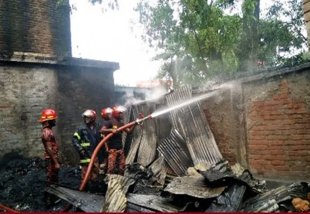 পলাশবাড়ীতে জুতার গোডাউনে অগ্নিকাণ্ড