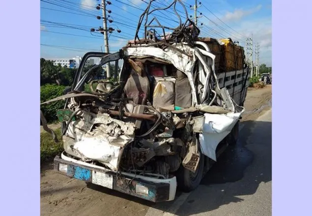 ভালুকায় ট্রাক-পিকআপ ভ্যান সংঘর্ষ, নিহত ৩