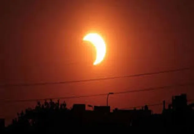 আজ রাতে ঘটবে পূর্ণ সূর্যগ্রহণ