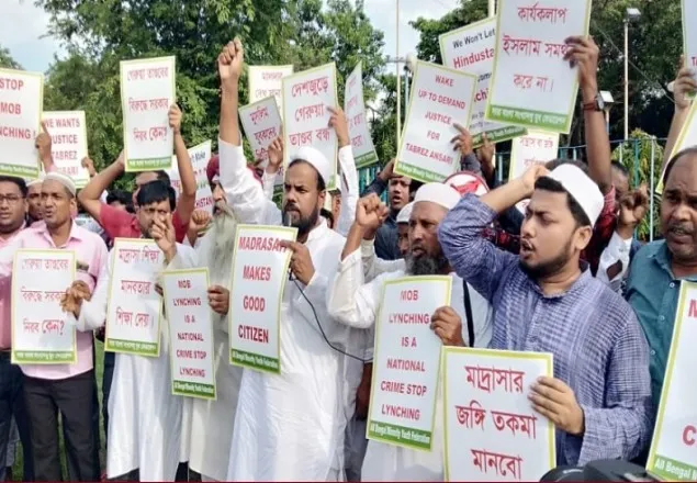 ‘মাদ্রাসায় সন্ত্রাসী তৎপরতার’ অভিযোগের বিরুদ্ধে কোলকাতায় ধিক্কার মিছিল 