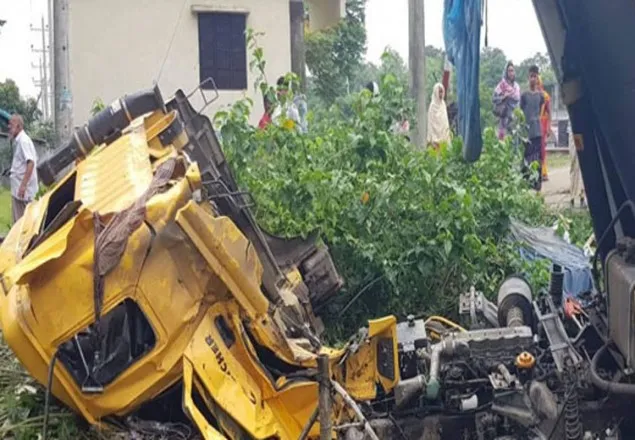 গাজীপুরে ট্রেনের ধাক্কায় ট্রাক খাদে, নিহত ২