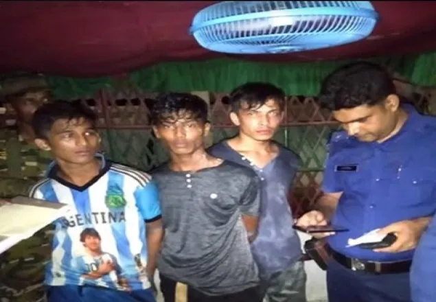 দেশীয় অস্ত্রসহ তিন রোহিঙ্গা ‍যুবক আটক