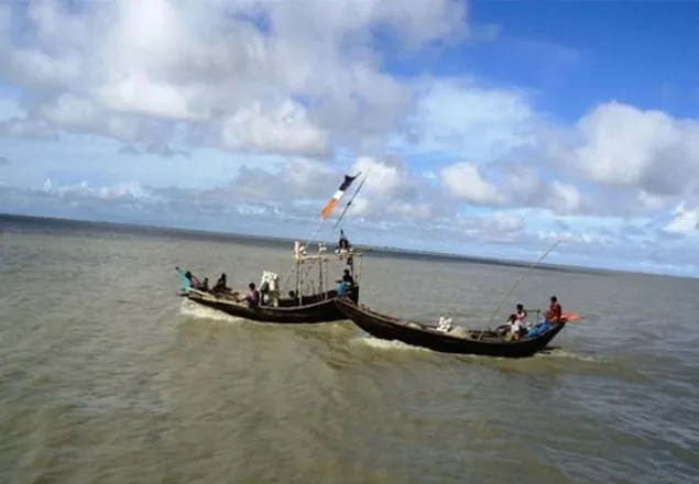ভিনদেশি জেলে ঠেকাবে কে?