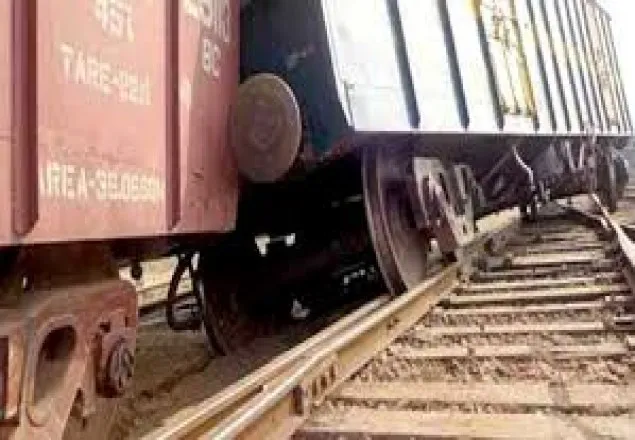 রাজশাহীতে ট্রেনের ৮ বগি লাইনচ্যুত, ঢাকার সঙ্গে রেল যোগাযোগ বন্ধ