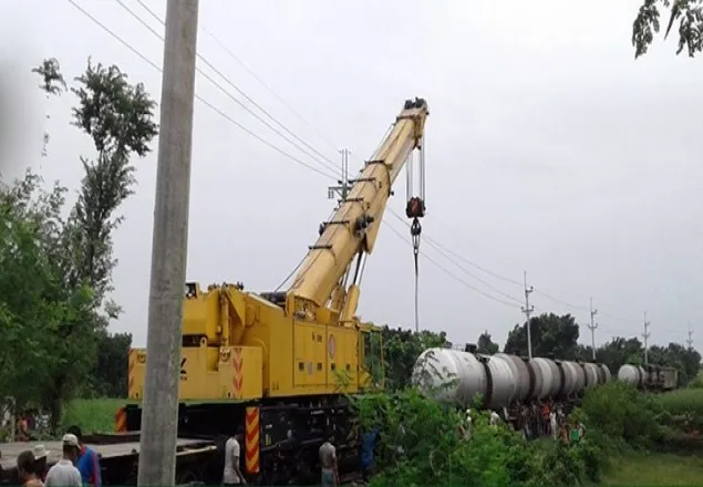৬ ট্রেনের যাত্রা বাতিল, যোগাযোগ স্বাভাবিক হবে বিকেলে