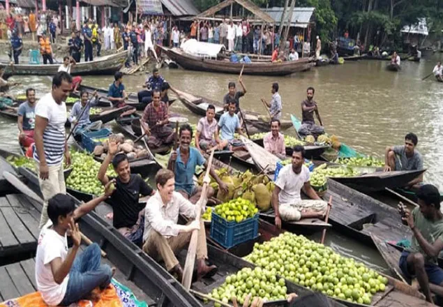 ঝালকাঠির পেয়ারার ভাসমান হাটে মার্কিন রাষ্ট্রদূত