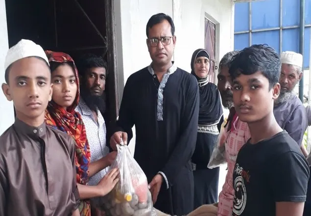ভোলায় সাগরে নিখোঁজ চার জেলের পরিবারকে ত্রাণ বিতরণ
