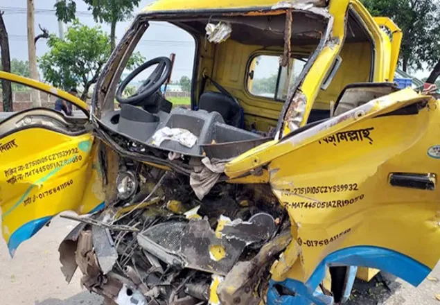 গাজীপুরে কার্ভাডভ্যানে পিকআপের ধাক্কা, নিহত ৩