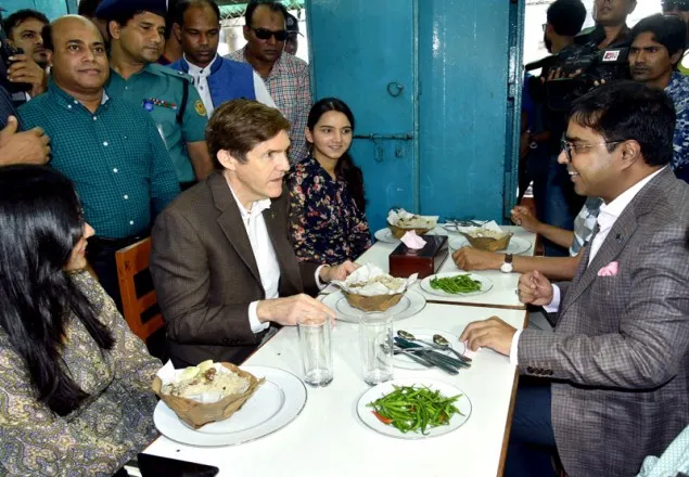 পুরান ঢাকায় এসে মুগ্ধ মার্কিন রাষ্ট্রদূত