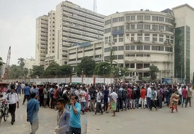 ৭ কলেজের অধিভুক্তি বাতিল দাবিতে শাহবাগে ঢাবি শিক্ষার্থীরা