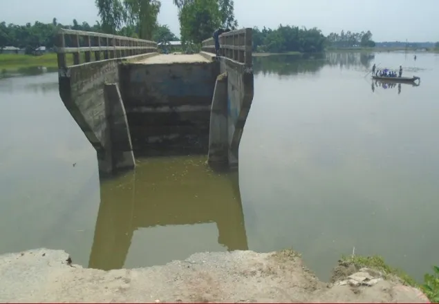 পাটগ্রামে সড়কে ধস, দুর্ভোগে ২০ হাজার মানুষ 