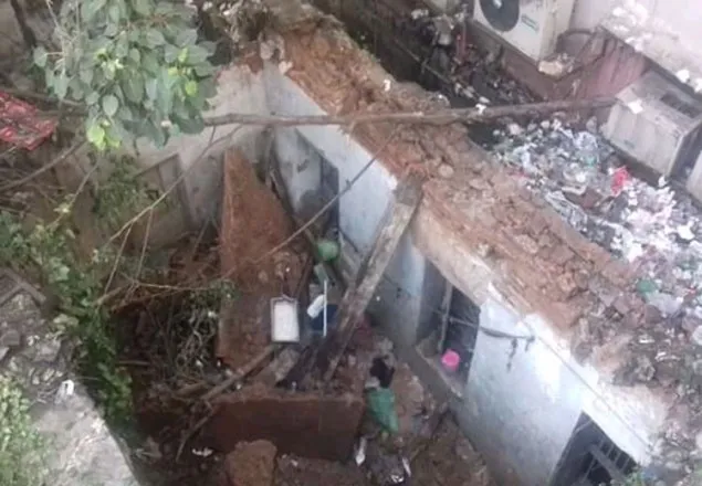 পুরান ঢাকায় ভবন ধস: বাবা-ছেলের মরদেহ উদ্ধার