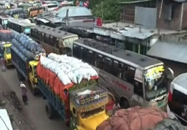 পাটুরিয়ায় আটকে আছে কয়েকশ গাড়ি