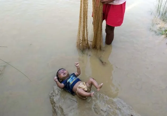 বন্যায় ভেসে আসলো ৩ বছরের শিশু 