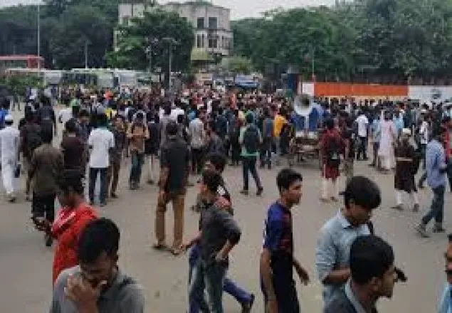 ৭ কলেজের অধিভুক্তি বাতিল দাবিতে শাহবাগে ঢাবি শিক্ষার্থীরা