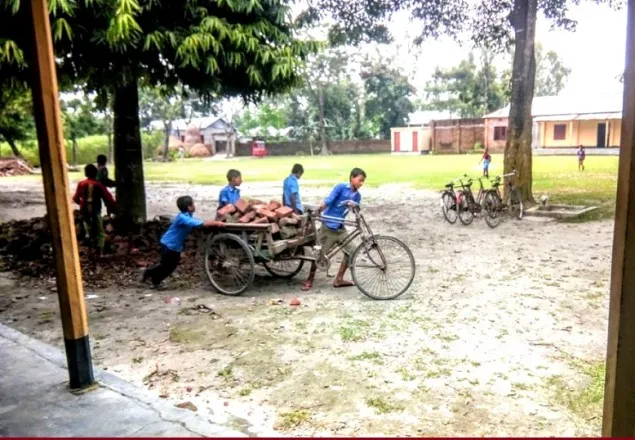লালমনিরহাটে শিক্ষার্থীদের দিয়ে শ্রমিকের কাজ 