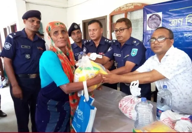 বন্যার্তদের পাশে লালমনিরহাট জেলা পুলিশ 