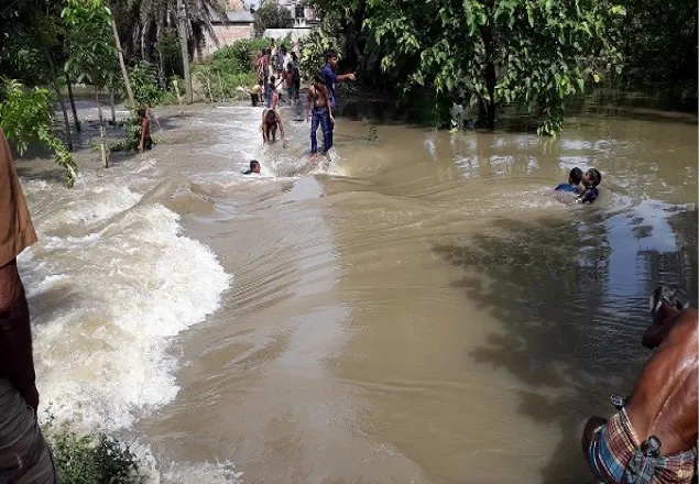 বাঁধ ভেঙ্গে রাণীনগরে ৩ গ্রাম প্লাবিত
