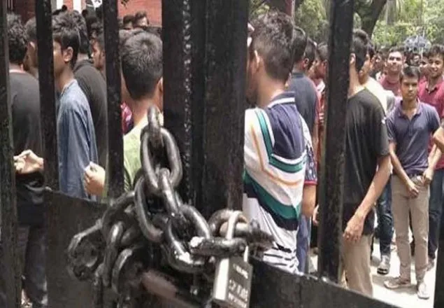 ঢাবির প্রশাসনিক ভবনে তালা ঝুলিয়ে আন্দোলন
