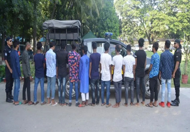 অস্ত্রসহ 'ফার্স্ট হিটলার বস' গ্রুপের ১৪ জন আটক