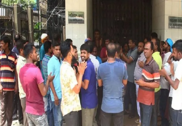 বিআরটিসি'র চেয়ারম্যান নিজ কার্যালয়ে অবরুদ্ধ