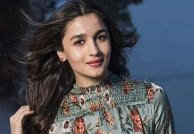 বিয়ের জন্য লেহেঙ্গার অর্ডার দিলেন আলিয়া!