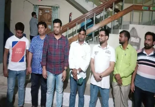 কাস্টমস কর্মকর্তার বাসায় ঘুষের টাকা, অস্ত্রসহ আটক ৭