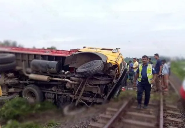 নিয়ন্ত্রন হারিয়ে ট্রাক রেললাইনে, স্লিপার ক্ষতিগ্রস্ত