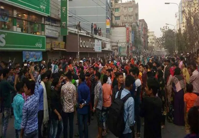 গণপিটুনিতে গার্মেন্টস কর্মীর মৃত্যুতে রামপুরায় সড়ক অবরোধ