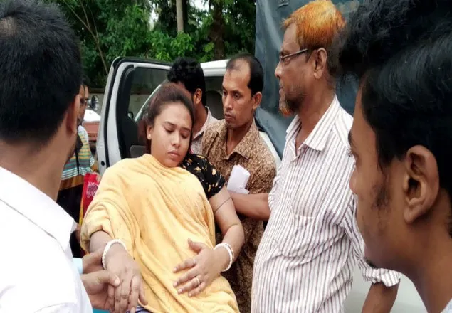 সাবেক সাংসদ হ্যাপি বড়ালের মেয়েকে ফের ছুরিকাঘাত