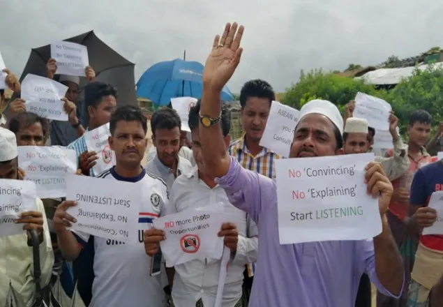 মিয়ানমার প্রতিনিধিদের সামনে রোহিঙ্গাদের বিক্ষোভ