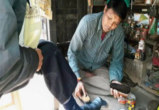 এমএ পাশ করেও করেন জুতা পালিশের কাজ