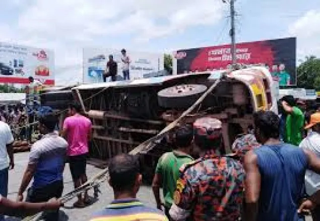 গোপালগঞ্জে ট্রাকে বাসের ধাক্কা, নিহত বেড়ে ৬