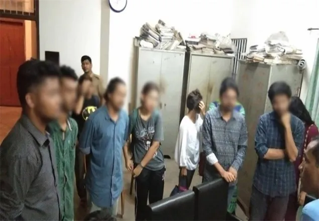 জাবিতে গভীর রাতে তরুণীসহ আটক ১০