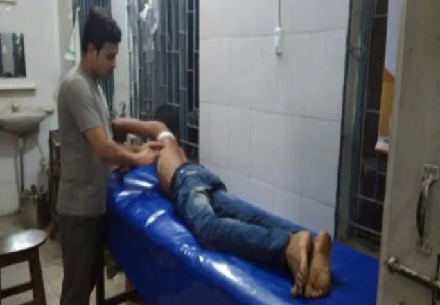 মাদক বিক্রি না করায় শ্রমিককে ছুরিকাঘাত: গ্রেফতার ২