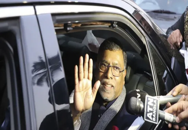 মধ্যরাতে দেশে ফিরলেন স্বাস্থ্যমন্ত্রী, দুপুরে সংবাদ সম্মেলন 