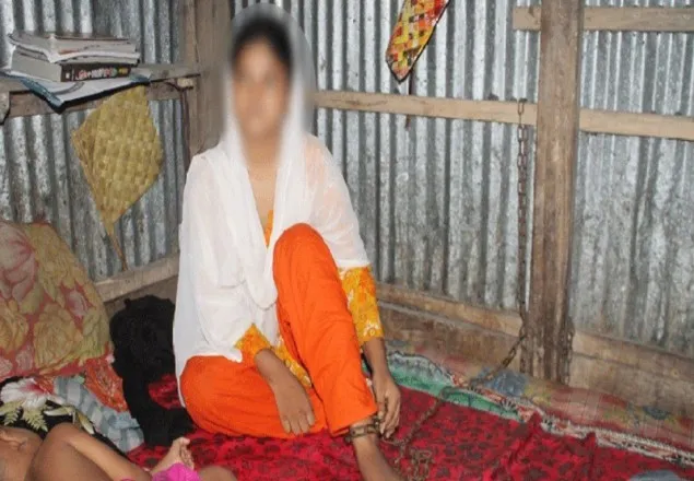 প্রেমিকের সাথে পালানোর ভয়ে প্রেমিকার পায়ে শিকল
